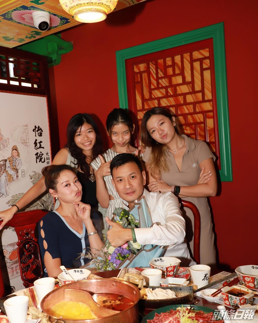 楊卓娜與燈箱大王育有一女，對兩個繼女亦相當疼愛。